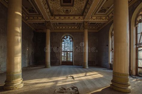 Gran Vestíbulo Con Columnas En Una Antigua Mansión Abandonada Imagen de