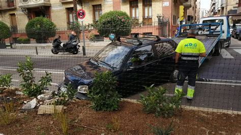 Accidente de tráfico en el paseo de Sagasta de Zaragoza un coche se