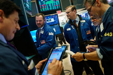 Wall Street Abre Con Fuertes Ganancias Dow Jones Supera Los 26 000