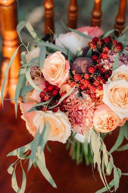 Elegante ramo de boda de flores frescas naturales y vegetación Foto