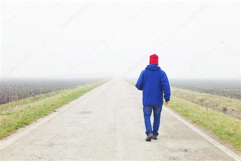 Imagem De Homem Caminhando Sozinho Na Estrada O Suspeito Foi Detido Por