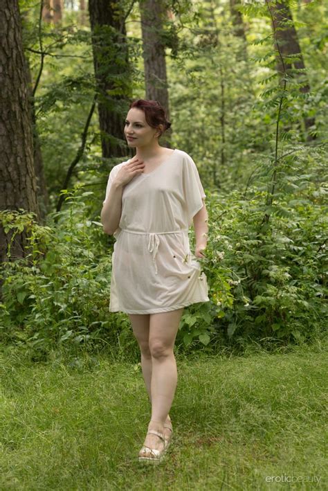 Pretty Lisa Musa Gets Naked And Teasing In The Lake Side Photos