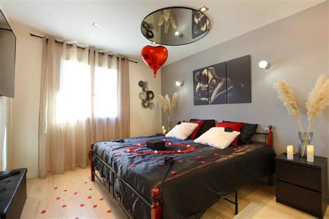 Love room Love Night avec jacuzzi spa et pièce coquine