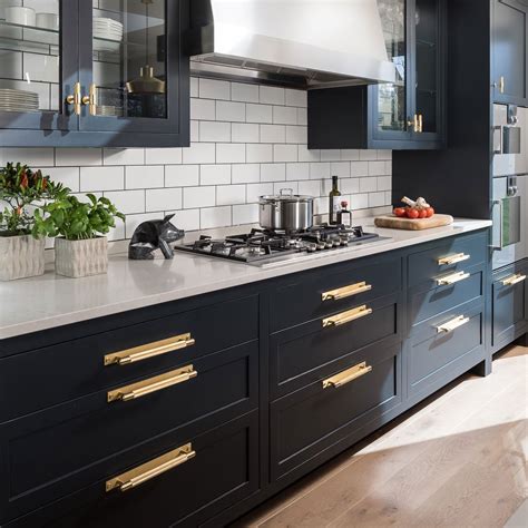 Кухня с золотыми ручками (86 фото)