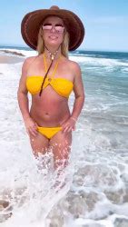 Insta Vid Rg Fs Britney Spears Posing In Yellow Bikini Phun Org Forum
