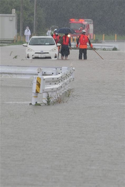 冠水して立ち往生した車からドライバーを救助した消防隊員たち＝筑後市西牟田 【記録的大雨・筑後】久留米・田主丸町の土砂崩れ「ダーッと音