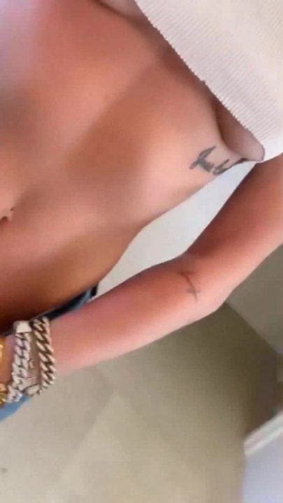 Sluty Miley Cyrus Let S Fans Touch Her Pussy Xhamster