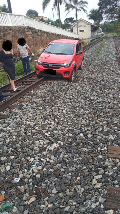 Em Passagem De N Vel Motorista Confunde Trajeto Dirige Sobre Linha