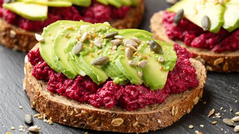 Tostada De Hummus De Remolacha Y Aguacate