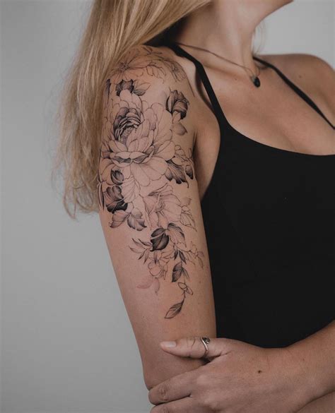 Elegant Tattoo Oberarm Frau Blumen