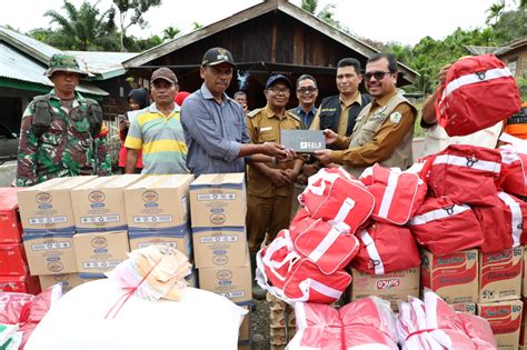 Pj Bupati Jenguk Korban Banjir Langkahan Dan Serahkan Bantuan Darurat