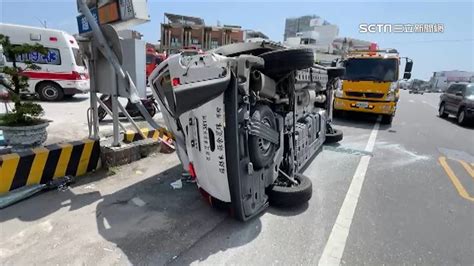 救護車出勤未鳴笛！遭撞翻覆橫躺馬路、險衝加油站 社會 三立新聞網 Setn