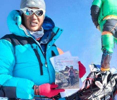 El Libro Sherpas Llega A La Cima Del Everest Para Visibilizar El