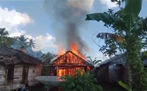 Ini Videonya Si Jago Merah Ngamuk Bakar Sebuah Rumah Warga Desa