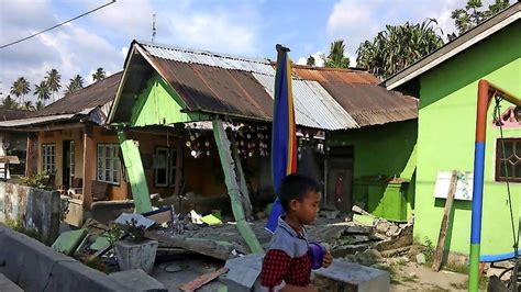 Tote bei Tsunami in Indonesien Welle reißt Häuser mit