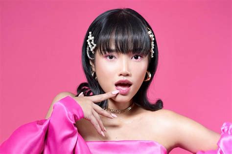 fuji kembali diserbu netizen aksinya dianggap norak banget genpico