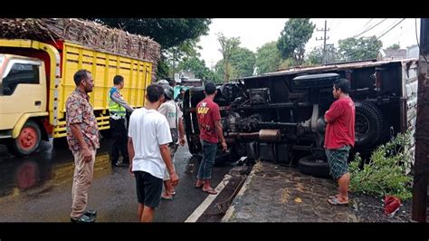 Alami Rem Blong Truk Boks Muatan Mie Instan Terguling Di Lumajang