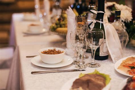 Mesa Festiva En El Restaurante Con Platos Vasos Y Cubiertos Sobre Un