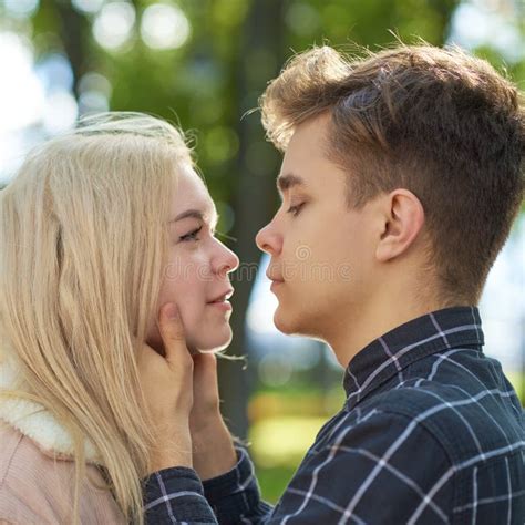 Le Garçon Regarde Tendrement La Fille Et Veut Sembrasser Un Jeune Couple Embrasse Le Concept De