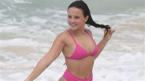 Larissa Manoela Exibe Bumbum Empinado Ao Sair Do Mar Em Dia De Sol