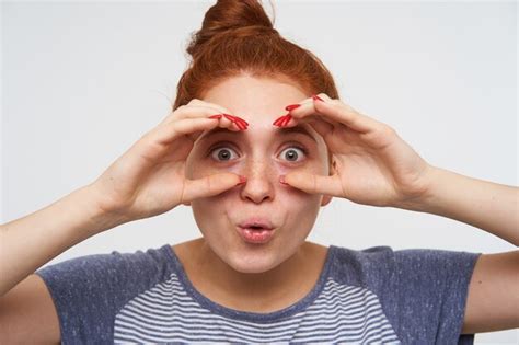 Belle Jeune Femme Rousse Perplexe Avec Une Coiffure Décontractée à La Caméra Avec Surprise Avec