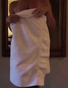 Dropping Her Towel Porn Pic