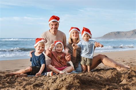 Estilo de vida retrato de família na praia do oceano no natal papai