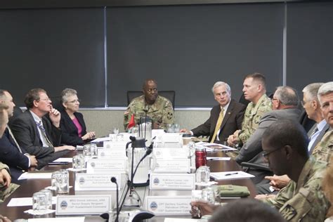 Expeditionary Commander Visits Dla Distribution