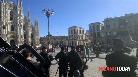 Rapinano Due Turisti Arrestati In Piazza Duomo Tra Gli Applausi Della