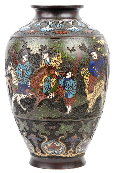 Een balustervaas in cloisonné op rood koper met een decor van ruiters