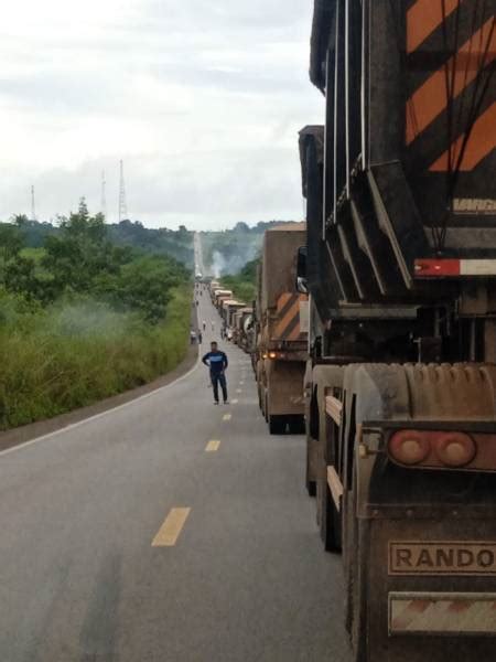 Assista VÍdeo Tentando Desviar De Buraco Na Pista Carreta Tomba às