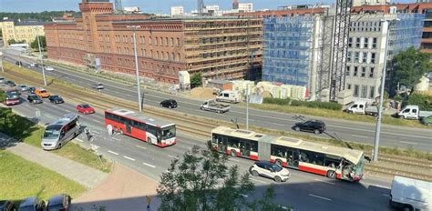 Wypadek z udziałem miejskiego autobusu Kabina kierowcy częściowo