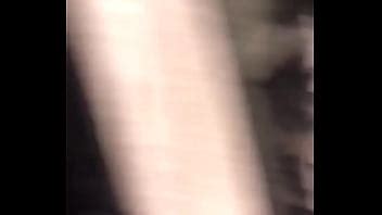 Semental de polla grande se corre en un vestidor público XVIDEOS