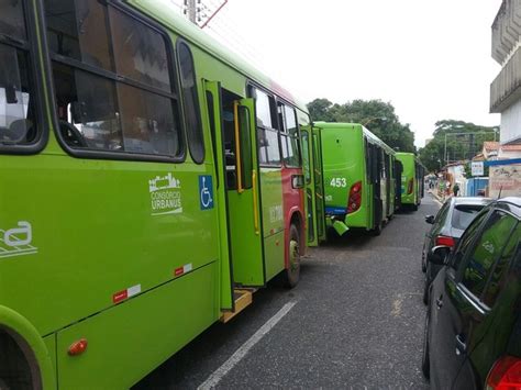 G1 Engavetamento entre três ônibus deixa feridos e trânsito lento na