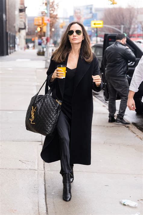 Angelina Jolie Con Bolsa Maxi De Ysl Y Botas Altas Elegantes Vogue