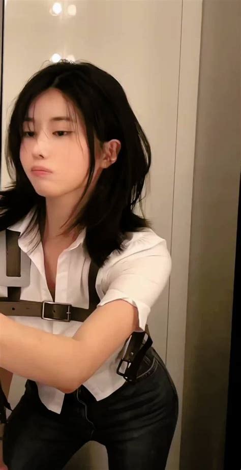 Gorgeous Babe Scrolller