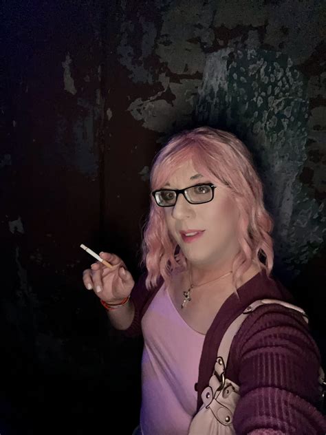 🎀 𝒞𝓇𝓎𝓈𝓉𝒶𝓁 🎀 🏳️‍⚧️ Sissy Trans On Twitter Smoking In Dark Alley