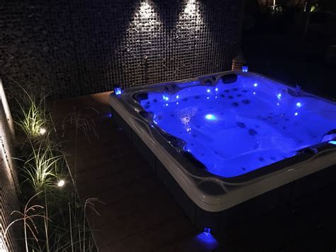 Grote Jacuzzi In De Tuin Foto S Van Het Eindresultaat