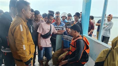 Kapal Pompong Terbalik Usai Dihantam Gelombang Di Lingga 1 Hilang