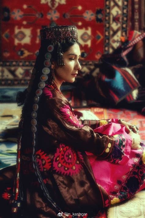 Уйгурка Uyghurs | Traditional outfits, Grunge girl, Female knight