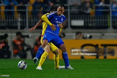 Chong Tese of Suwon Samsung FC keeps the ball during the AFC... News ...
