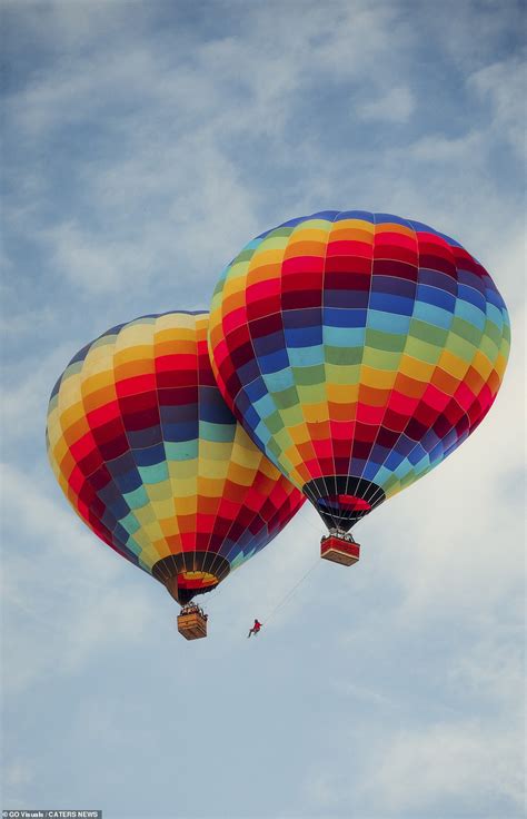 Daredevil Breaks Slackline World Record Walking Between Two Hot Air Balloons At Ft Daily