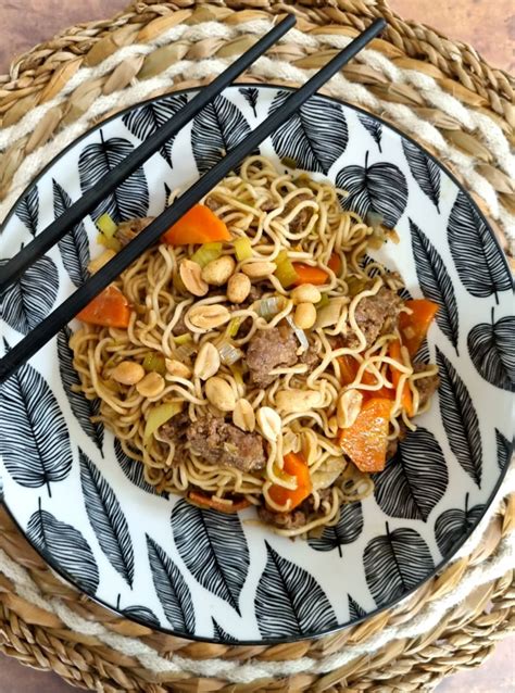 Wok de nouilles au boeuf haché et légumes recette facile