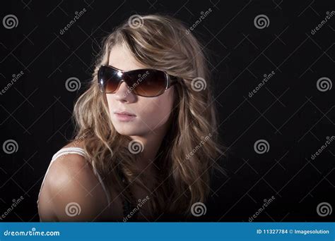 Mooie Vrouwen Met Zonnebril Stock Foto Image Of Brunette Persoon 11327784