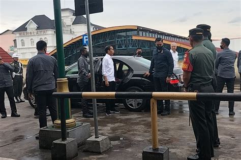 Foto Potret Jokowi Dan Ganjar Pamer Keakraban Dan Semobil Dalam