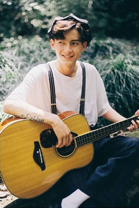 Hot boy Trung Quốc 19 tuổi giống nhiều diễn viên nổi tiếng