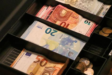 Curs Valutar Bnm Pentru Martie Cat Costa Astazi Un Euro Si Un Dolar