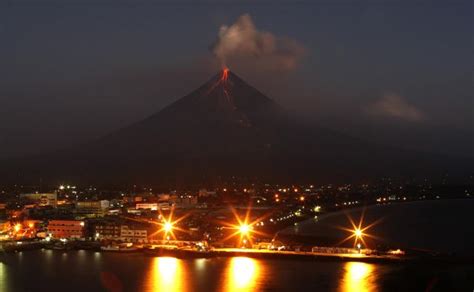 Vulkan Mayon Vor Ausbruch Evakuierung Von Anwohnern Wegen Lava DER