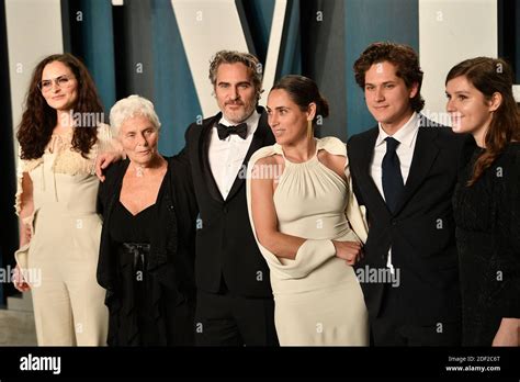 Joaquin Phoenix With Sister Rain Phoenix 1st L And Mother Arlyn