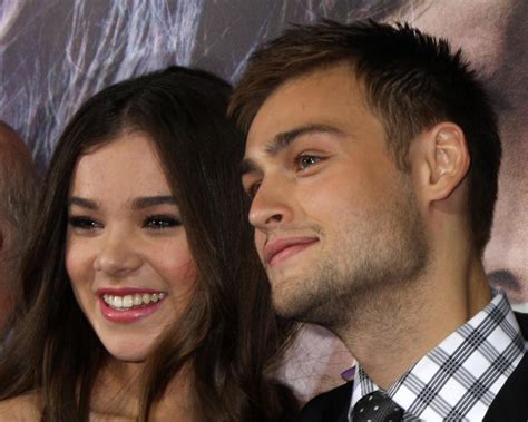 Hailee Steinfeld And Douglas Booth Romeo And Juliet